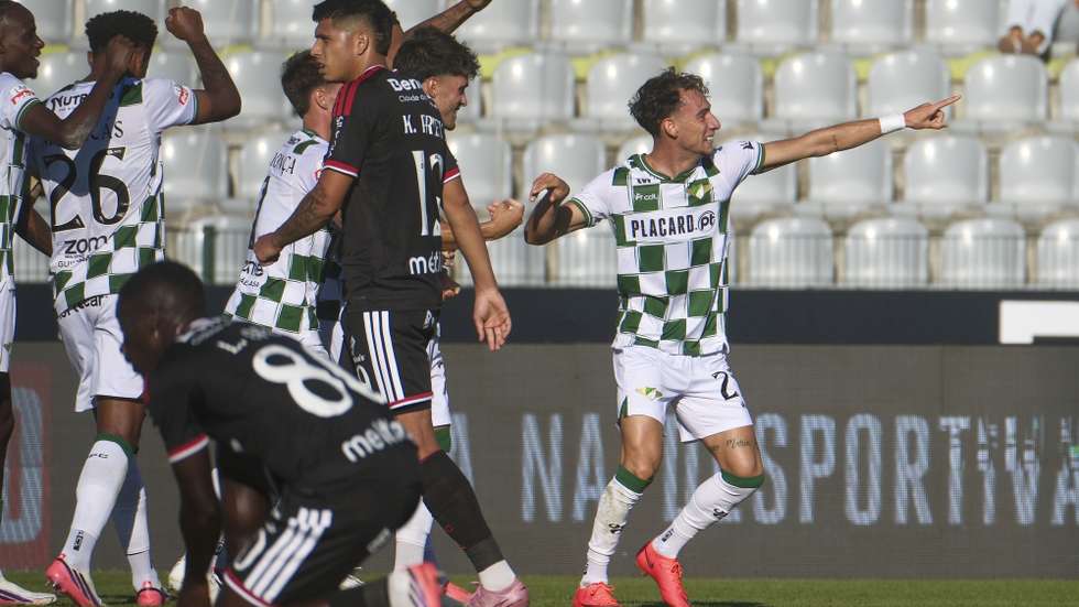 Francisco Domingues (D) do Moreirense festeja um golo contra o Casa Pia, durante o jogo da I Liga de Futebol disputado no Estádio Municipal de Rio Maior, 30 de agosto de 2026. CARLOS BARROSO/LUSA