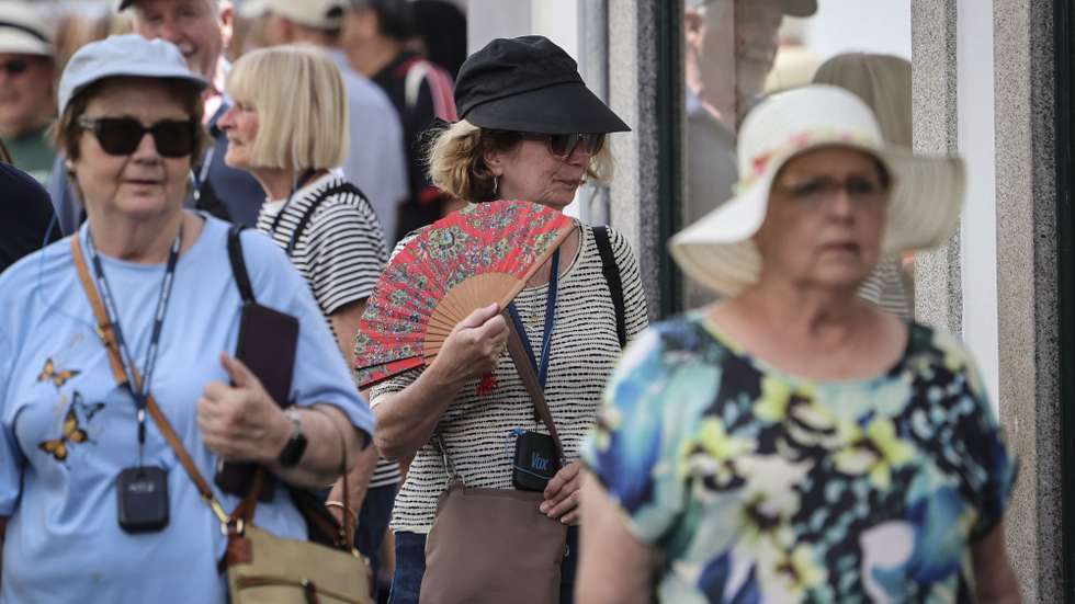 Uma turista usa um leque para se refrescar enquanto passeia no centro histórico de Évora, numa altura em que já se registava temperatura acima dos 35 graus centígrados, Évora, 27 de maio de 2026. O IPMA prevê continuação de temperaturas elevadas para os próximos dias para várias regiões do país com perigo de incêndio muito elevado. NUNO VEIGA/LUSA