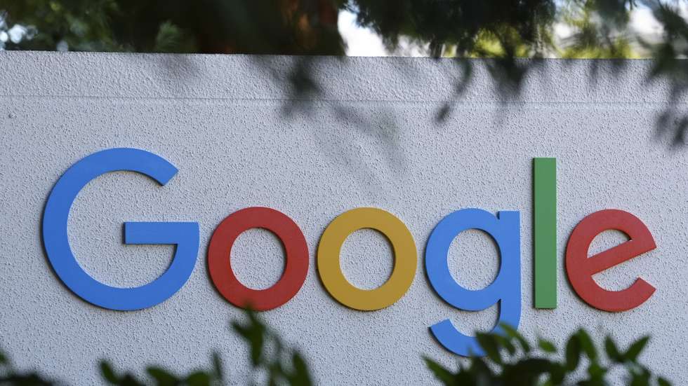 epa13129295 A Google logo signage is on display at the company's headquarters in Mountain View, California, USA, 23 July 2026. The European Commission fined Google a total of 890 million euros for breaching the Digital Markets Act by favoring its own services in Google Search and restricting app developers from directing users to alternative purchase channels outside Google Play.  EPA/GODOFREDO A. VASQUEZ