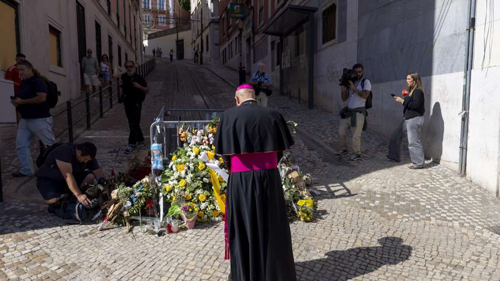 epa12373053 Portuguese Bishop Rui Manuel Sousa Valerio  prays for the victims of the funicular crash at the site where the accident occurred, in Lisbon, Portugal, 13 September 2025. On 03 September, one of the streetcars on the Elevador da Glória funicular derailed and collided with a structure. At least 20 persons were injured and 16 people were killed.  EPA/JOSE SENA GOULAO