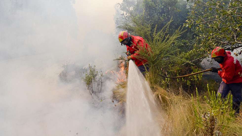 Os bombeiros e população das Cezeredas, entre Bombarral, Óbidos e Lourinhã combatem um fogo que ameaçou casas e anexos agricolas. Lourinhã, 01 de setembro de 2012. CARLOS BARROSO/LUSA