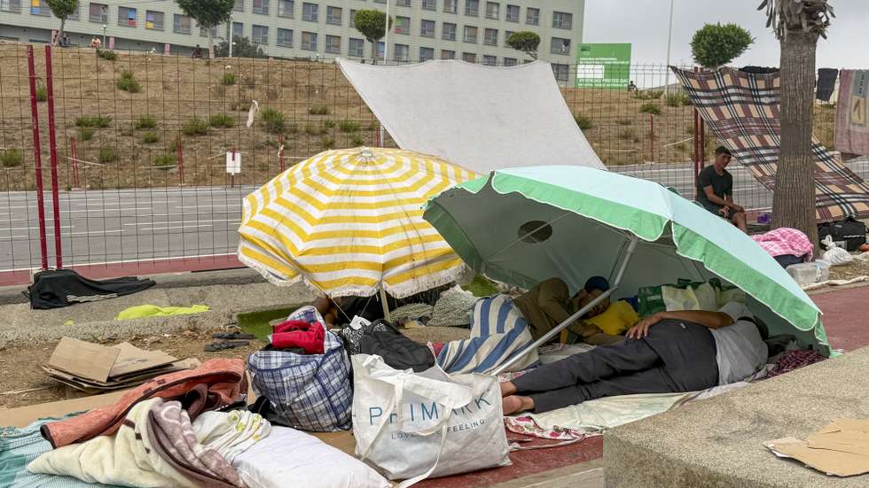 epa13211816 Migrants sleep along a street in the Spanish North African enclave of Ceuta, 04 September 2026. The Spanish Government has begun deploying START (Spanish Technical Humanitarian Response Team) emergency units to set up temporary facilities for up to 600 people, prioritizing the protection and care of vulnerable migrant women and children following weeks of severe overcrowding.  EPA/LAURA RINCON
