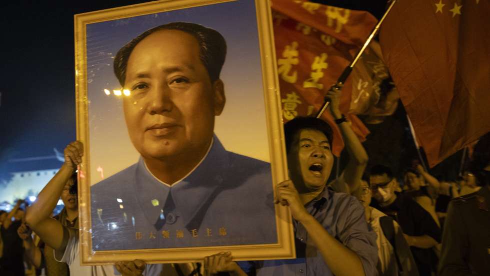 epaselect epa13223106 Attendees hold a portrait of Mao Zedong as they march during commemorations at Mao Zedong Square in Shaoshan, Hunan Province, central China, 08 September 2026. Shaoshan is the hometown of former Chinese Communist leader Mao Zedong, widely known as Chairman Mao, whose death on 09 September 1976 marks its 50th anniversary in 2026.  EPA/ANDRES MARTINEZ CASARES