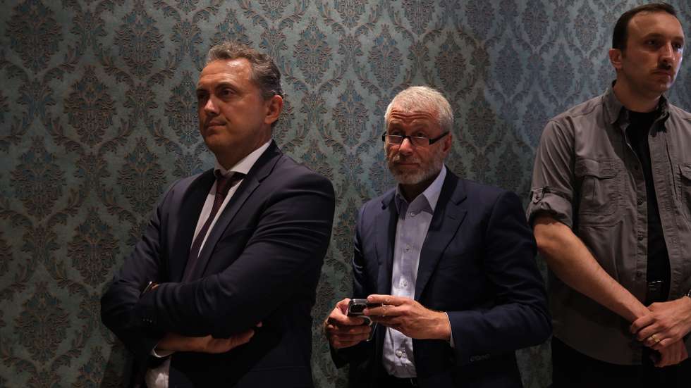 epa10086415 Russian oligarch Roman Abramovich (C) attends a signing ceremony of the grain shipment agreement between Turkey-UN, Russia and Ukraine a after their meeting in Istanbul, Turkey, 22 July 2022. According to the agreement, a coordination center will be established to carry out joint inspections at the ports and ensure route security.  EPA/SEDAT SUNA