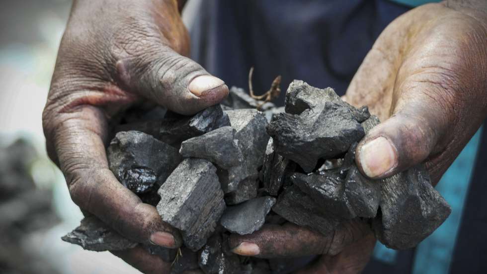 Carvão vegetal vendido informalmente, em Maputo, Moçambique, 08 de abril de 2026. Vender carvão na rua, que continua a ser fonte de energia doméstica para a maioria da população, é apenas uma das muitas atividades que alimentam a economia informal em Moçambique, que emprega, segundo estimativas oficiais, mais de 13 milhões de pessoas, do comércio à agricultura, representando mais de um quarto do Produto Interno Bruto (PIB) moçambicano. (ACOMPANHA TEXTO DA LUSA DO DIA 13 ABRIL DE 2026). LINA CEBOLA/LUSA