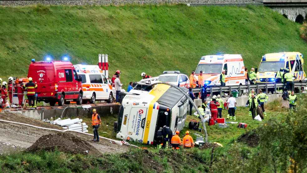 epa13229695 Emergency responders at the scene of an accident involving a travel coach in Susch in the canton of Grisons, Switzerland, 10 September 2026. Several people died in a tour bus accident on the road between Susch and Zernez in the Engadin valley in the canton of Grisons. Others were also injured, according to a statement  by the Grisons cantonal police.  EPA/ENGADINER POST/JON DUSCHLETTA MANDATORY CREDIT EDITORIAL USE ONLY/NO SALES