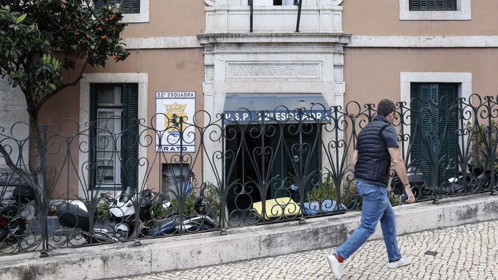 Pormenor da fachada da esquadra da Polícia de Segurança Pública (PSP) do Rato, em Lisboa, 07 de maio de 2026. ANTÓNIO PEDRO SANTOS/LUSA