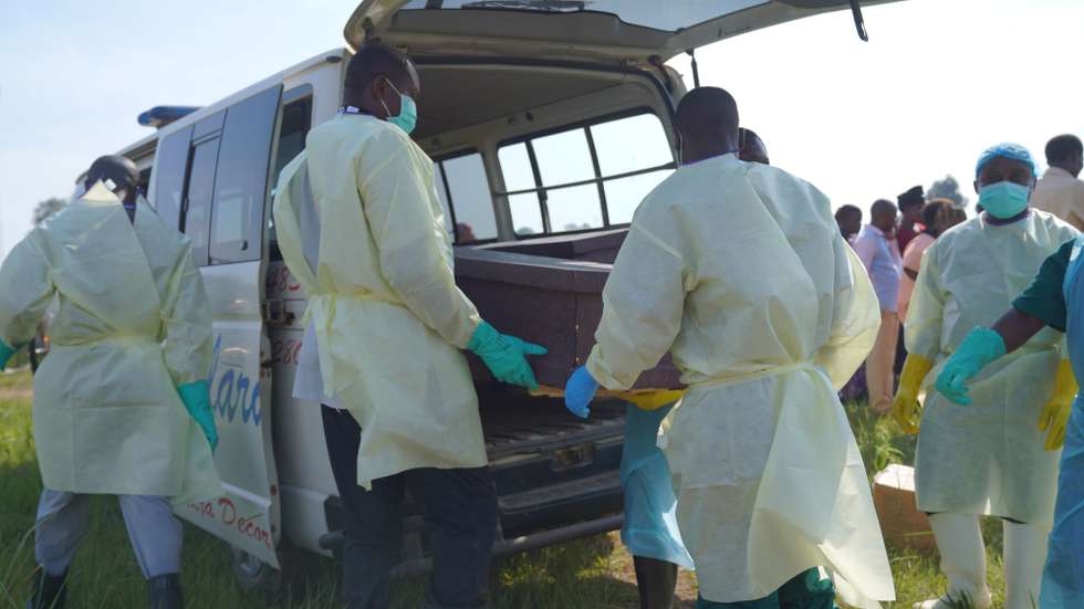 epa13207584 Health workers carry a coffin during the funeral ceremony for victims of the Ebola outbreak in Nyamurongo cemetery in Bunia, Ituri, Democratic Republic of Congo, 02 September 2026. The Ebola epidemic, caused by the Bundibugyo strain of the virus, has claimed 3,007 deaths and infected 6,186 people, according to the Congolese National Institute of Public Health (INSP).  EPA/STRINGER
