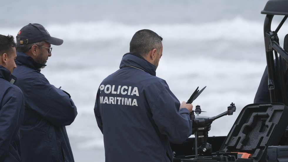 Agentes da Polícia Marítima participam nos trabalhos de resgate da embarcação de pesca que virou ao largo das praias de São Pedro do Moel e de Vieira, causando a morte a três pessoas e sete estão desaparecidas, na praia do Samouco, Marinha Grande, 03 de julho de 2024. Oito pessoas foram resgatadas e transportadas para o Porto da Figueira da Foz. CARLOS BARROSO/LUSA