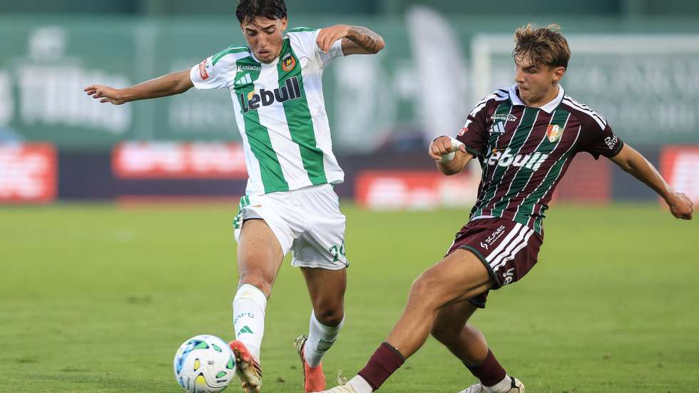 O jogador do Rio Ave Miguel Patricio (E) disputa a bola com Tamás Nikitscher jogador do Estrela da Amadora durante o jogo da I Liga de futebol, realizado estádio dos Arcos, em Vila do Conde, 14 de setembro de 2026. JOSÉ COELHO/LUSA