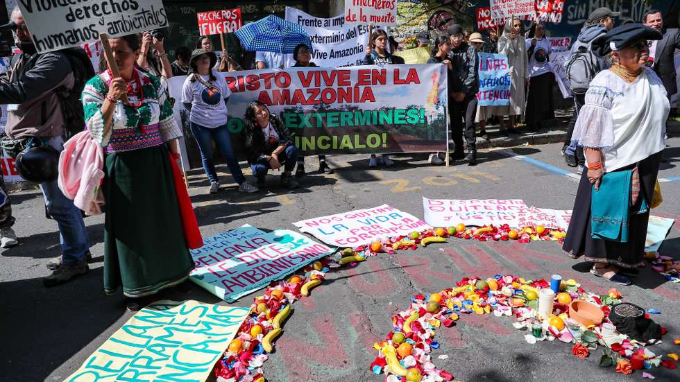 epa11392150 Protesters participate in a demonstration in Quito, Ecuador, 05 June 2024. Environmental groups demanding the dismantling of over 400 gas flares in oil fields in the Ecuadorian Amazon stage a sit-in protest outside the Constitutional Court to demand immediate compliance with the court's ruling ordering their shutdown.  EPA/Jose Jacome