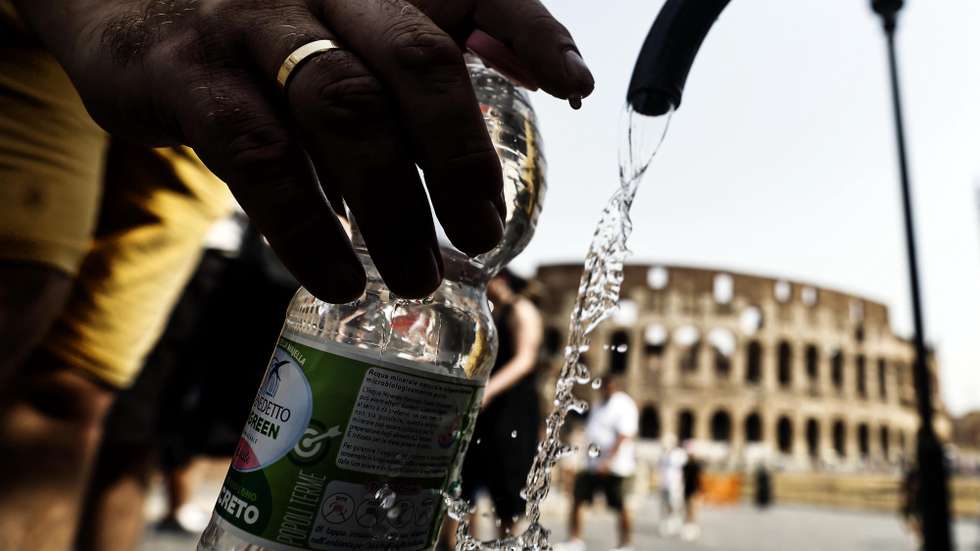 epa13196790 Tourists fill bottles with drinkin water from as fountain as they visit the Colosseum in Rome, Italy, 28 August 2026. Italy’s Ministry of Health issued a red-level heat alert for Rome and multiple major cities across the country, warning of extreme temperatures.  EPA/ANGELO CARCONI