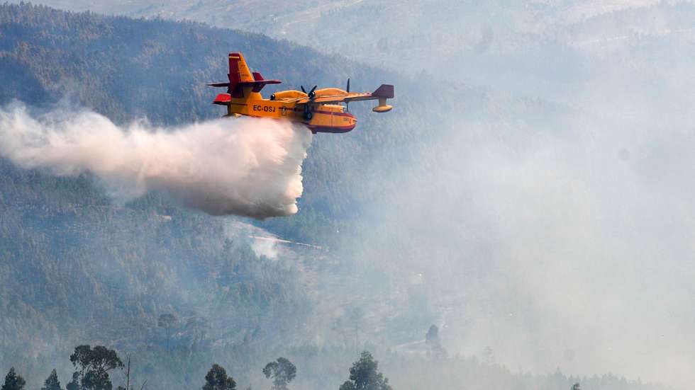 Um avião Canadair participa no combate ao incêndio em Alvito da Beira, Proença-a-Nova, Castelo Branco, 15 de setembro de 2026. PAULO CUNHA/LUSA
