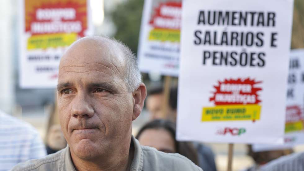 O secretário-geral do Partido Comunista Português (PCP), Paulo Raimundo, durante uma ação de contacto com a população, inserida na ação "Romper com injustiças – Novo Rumo para Portugal. Uma vida melhor", no Cais do Sodré, em Lisboa, 17 de setembro de 2026. ANTÓNIO PEDRO SANTOS/LUSA