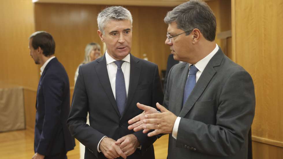 O secretário-geral do Partido Socialista (PS), José Luís Carneiro (C), conversa com o líder parlamentar do partido, Eurico Brilhante Dias (D), à chegada para a reunião do grupo parlamentar do PS, para avaliar efeitos da crise do aumento do custo de vida e as suas respostas, na Assembleia da República, em Lisboa, 17 de setembro de 2026. ANTÓNIO PEDRO SANTOS/LUSA