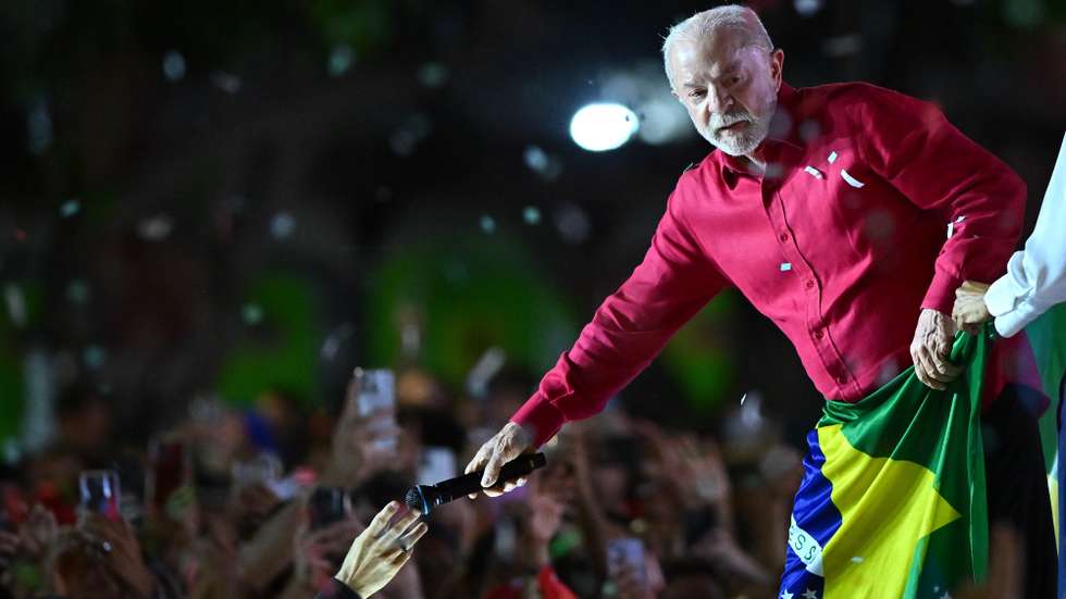 epa13244935 Brazilian President and re-election candidate Luiz Inacio Lula da Silva greets supporters during a campaign rally at Workers' Square in Ceilandia, Brazil, 16 September 2026.  EPA/ANDRE BORGES