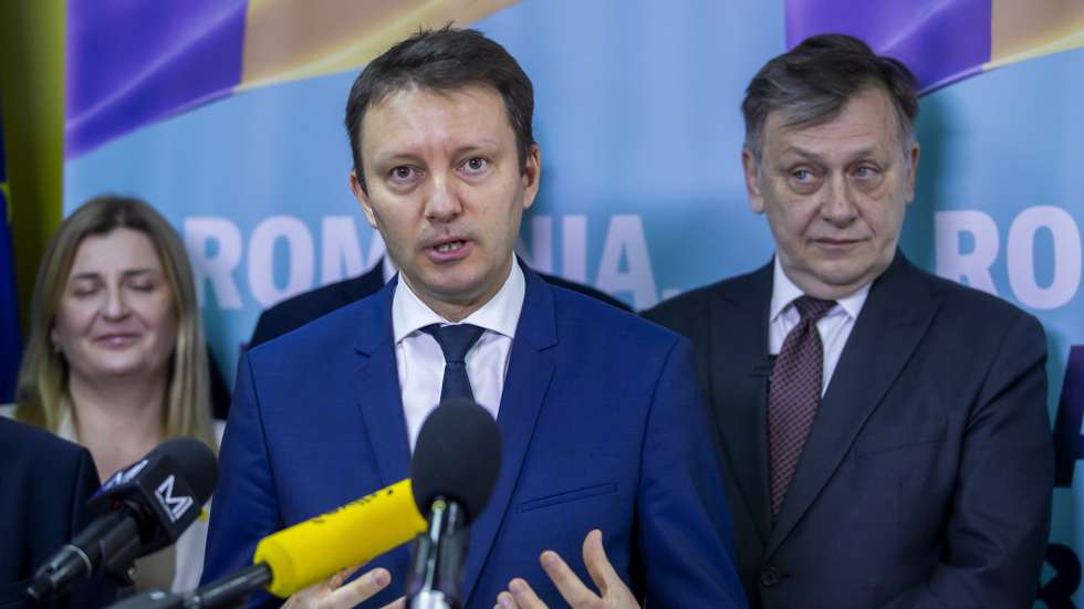 epa12024754 MEP Siegfried Muresan (C) with Presidential candidate nominated by the pro-European government in Bucharest, Romania, Crin Antonescu (R), attend a press conference at the Action and Solidarity Party (PAS) headquarters in Chisinau, Moldova, 11 April 2025.  EPA/DUMITRU DORU