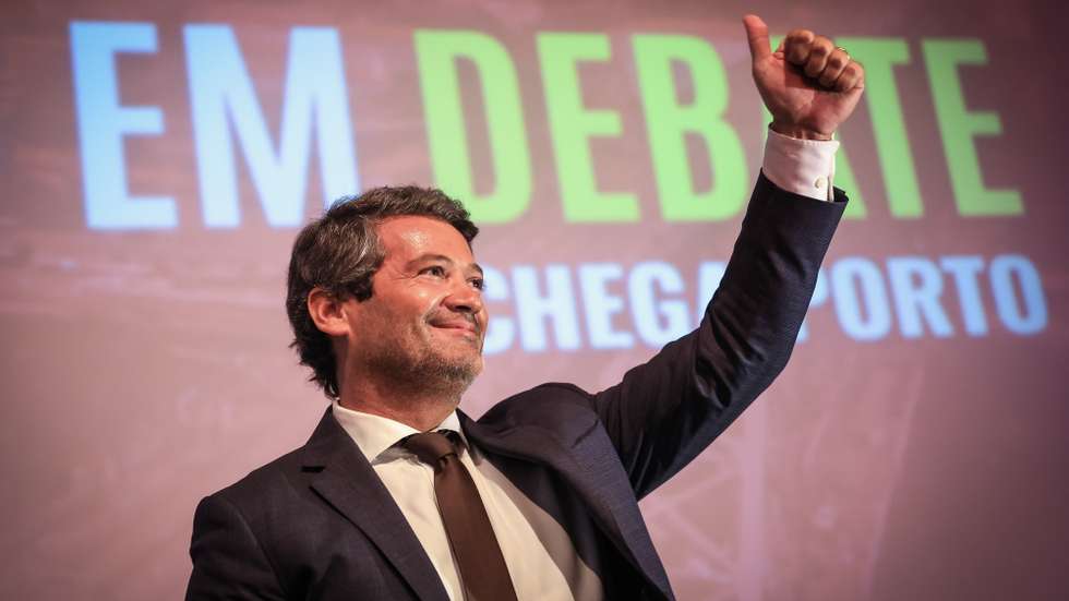 O presidente do Chega, André Ventura, saúda os participantes no encontro “Porto em Debate: Segurança”, no auditório do Olival, em Vila Nova de Gaia, 18 de setembro de 2026. JOSÉ COELHO/LUSA