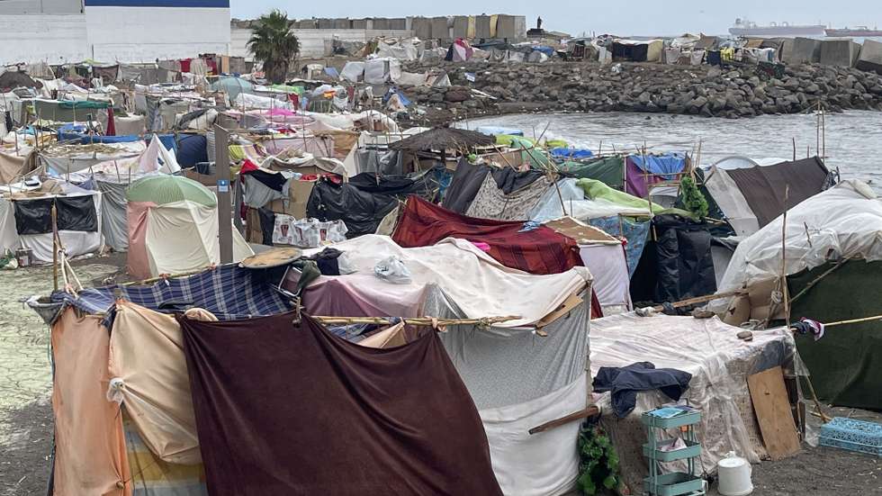 epa13251284 Temporary tents stand at a migrant camp on El Trampolin beach in Ceuta, Spain, 20 September 2026. Thousands of migrants continue to camp on the beach in the Spanish enclave in North Africa after crossing the border on 30 and 31 July 2026.  EPA/REDUAN