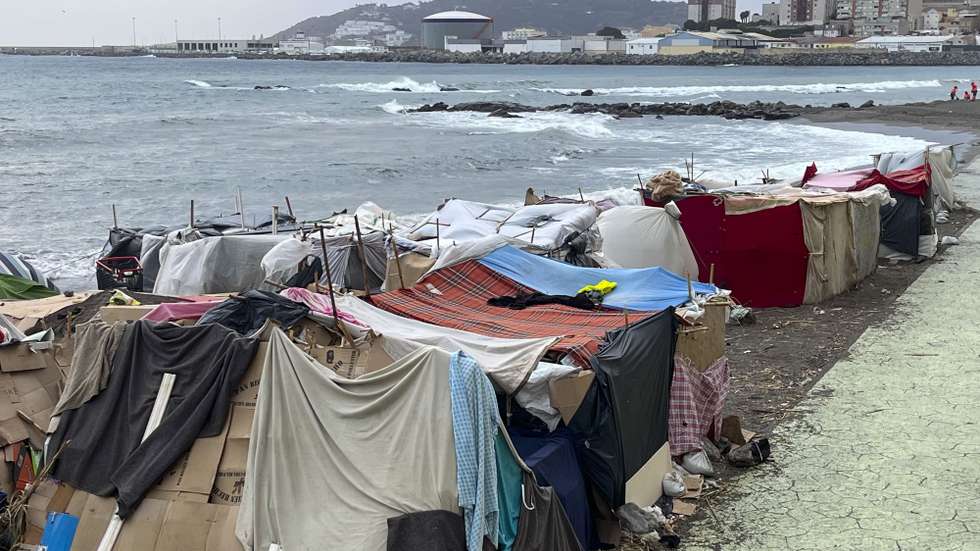 epaselect epa13251285 Temporary tents stand at a migrant camp on El Trampolin beach in Ceuta, Spain, 20 September 2026. Thousands of migrants continue to camp on the beach in the Spanish enclave in North Africa after crossing the border on 30 and 31 July 2026.  EPA/REDUAN