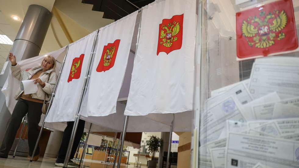 epa13252880 A woman casts her ballot during voting at a polling station in Podolsk, Moscow region, Russia, 20 September 2026. Voting in the State Duma elections is taking place over three days from 18 to 20 September.  EPA/MAXIM SHIPENKOV