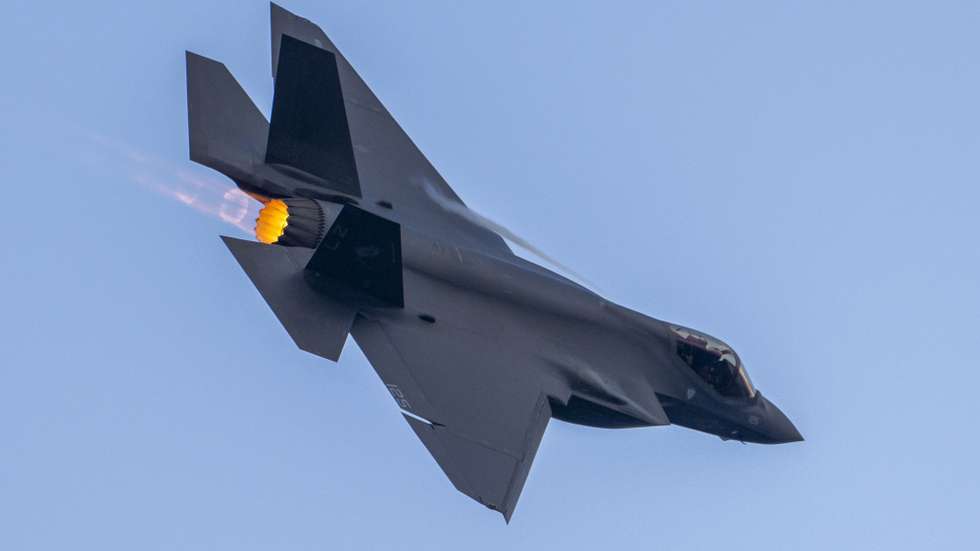 epa13088003 A US Navy F35 flies over the US Marine Corps War Memorial, also known as the Iwo Jima Memorial, in Arlington, Virginia, USA, 04 July 2026. Events marking the 250th anniversary of US independence on the National Mall include musical performances, military flyovers, an address by US President Donald Trump, and what organizers are billing as the largest fireworks display in history.  EPA/MATTHEW KAMINSKY