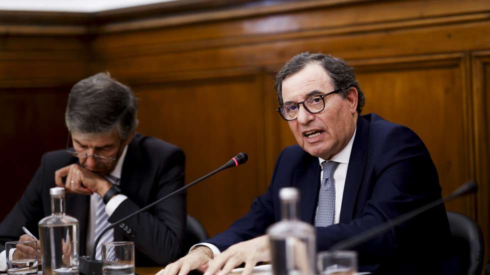 O ministro da Economia e Coesão Territorial, Manuel Castro Almeida (D), intervém na sua audição perante a Comissão de Economia e Coesão Territorial, na Assembleia da República, em Lisboa, 23 de setembro de 2026. FILIPE AMORIM/LUSA