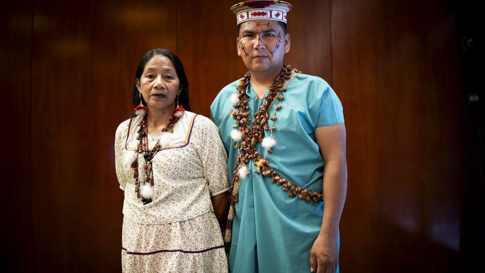 Os líderes indígenas Alicia Salazar (Siona) e Hernán Payaguaje (Secoya), representantes da Alianza Ceibo, vencedora do Prémio Gulbenkian para a Humanidade, posam para a fotografia durante uma entrevista à agência Lusa, na Fundação Calouste Gulbenkian, em Lisboa, 22 de setembro de 2026. (ACOMPANHA TEXTO DA LUSA DE 23-09-2026) FILIPE AMORIM/LUSA