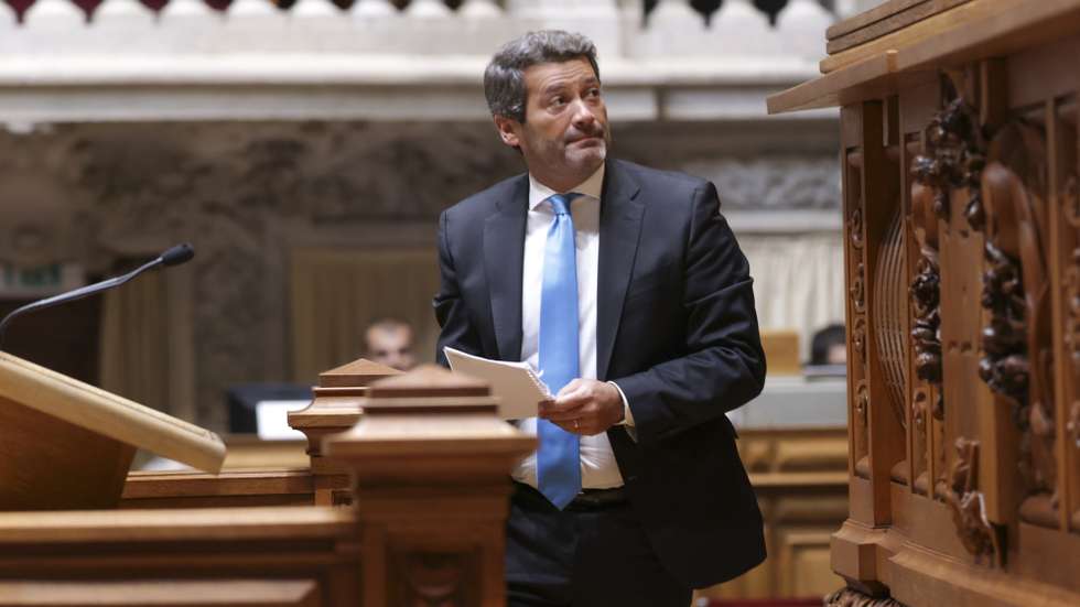 O deputado do Chega (CH), André Ventura, momentos antes de intervir na sessão plenária sobre a redução temporária da taxa de IVA sobre os combustíveis para a taxa intermédia e sobre a abolição das portagens nas Pontes 25 de Abril e Vasco da Gama, garantindo a mobilidade, a coesão territorial e a justiça económica entre as duas margens do Tejo, na Assembleia da República, em Lisboa, 24 de setembro de 2026. ANTÓNIO PEDRO SANTOS/LUSA