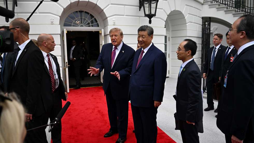 epa13260489 United States President Donald J. Trump (C-L) speaks to the press after giving China's President Xi Jinping (C-R) a tour of the new White House helipad and the new Sikorsky VH-92 Patriot that serves as part of the new Marine One fleet during a State Visit on the South Lawn of the White House in Washington, DC, USA, 24 September 2026. President Xi is on a three-day state visit, marking his first trip to DC in 11 years.  EPA/Annabelle Gordon / POOL