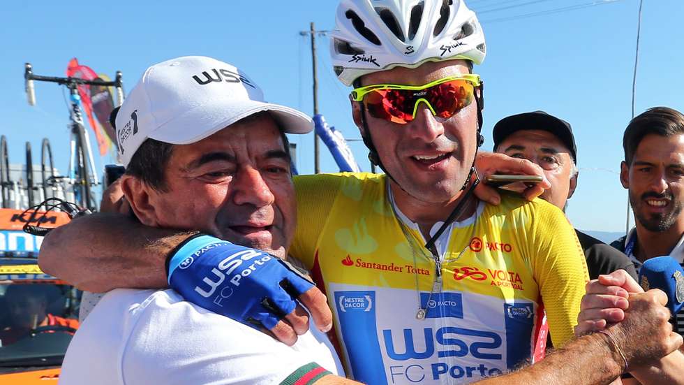 O ciclista da equipa W52-FC Porto, Raúl Alarcon (D), festeja com o dono da equipa Adriano Quintanilha, após vencer a 4ª etapa da 79ª Volta a Portugal em bicicleta, disputada hoje entre Macedo de Cavaleiros e Mondim de Basto (Senhora da Graça), com a distância de 152,7km. Mondim de Basto, 8 de agosto de 2017. NUNO VEIGA/LUSA