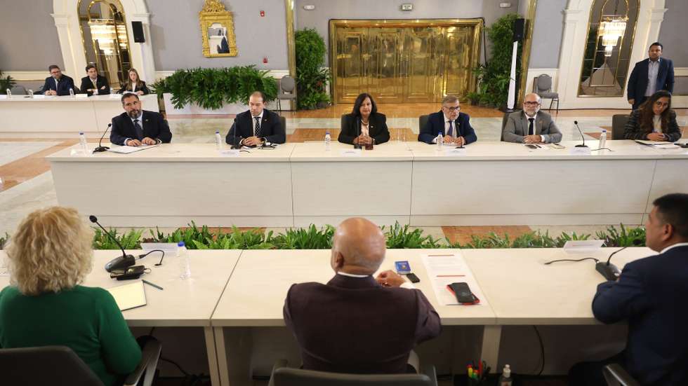 epa13263868 Dinorah Figuera (C), head of the opposition delegation, participates in the second round of talks between Chavismo and a sector of the opposition in Caracas, Venezuela, 25 September 2026. The talks included technical working groups on freedom of expression and the right to information, as well as meetings with various sectors of society, as part of a transition plan promoted by the United States.  EPA/MIGUEL GUTIERREZ