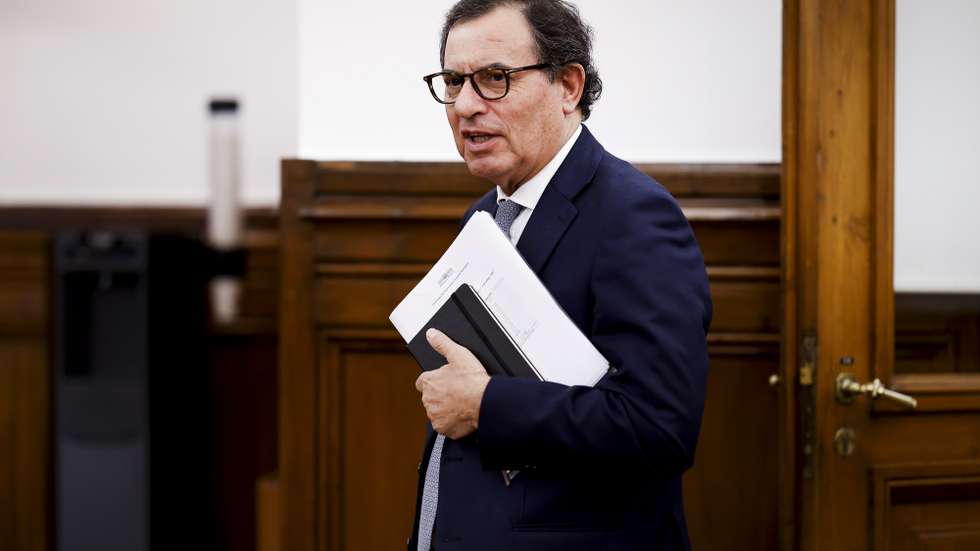 O ministro da Economia e Coesão Territorial, Manuel Castro Almeida, à chegada para a sua audição perante a Comissão de Economia e Coesão Territorial, na Assembleia da República, em Lisboa, 23 de setembro de 2026. FILIPE AMORIM/LUSA
