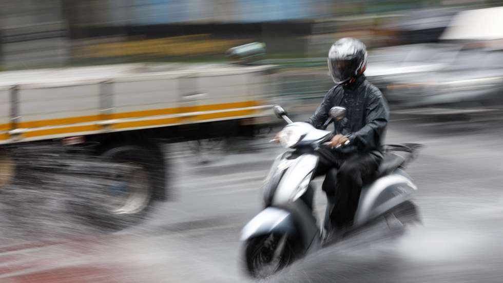 epa13261882 Motorists drive on a waterlogged street during a heavy rain in Bangkok, Thailand, 25 September 2026. The Thai Meteorological Department has issued a warning of heavy to very heavy rain in Greater Bangkok and other provinces across Thailand, due to a strong low-pressure system combined with seasonal monsoon patterns.  EPA/RUNGROJ YONGRIT