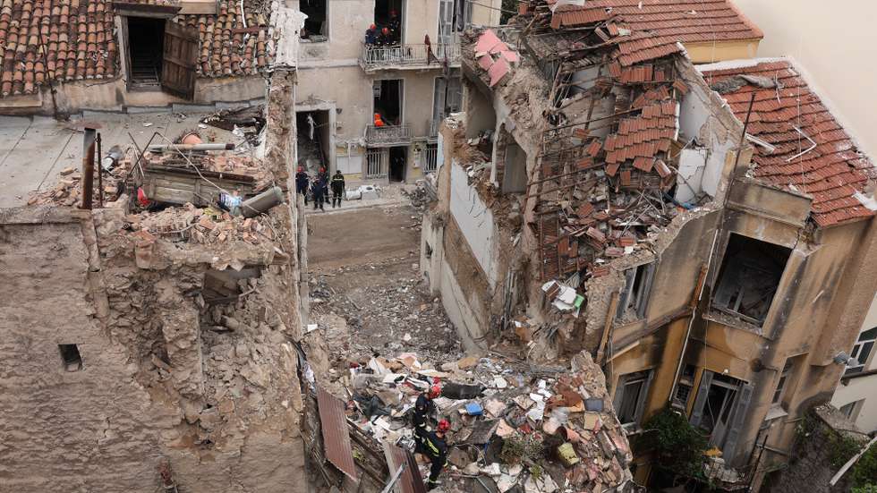 epa13264055 Firefighters and members of the Hellenic Fire Service's Special Disaster Response Unit (EMAK) search the rubble of a building following an explosion on Lysikratous Street in Athens, Greece, 26 September 2026. A woman was recovered from the rubble as search and rescue operations continue for people reported missing after the collapse.  EPA/GEORGE VITSARAS