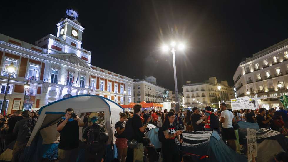 epa13265392 Demonstrators camp at Puerta del Sol following a protest against evictions and in support of Maricarmen in Madrid, Spain, 26 September 2026. Demonstrators took part in a rally to condemn Maricarmen's forced eviction on 23 September from the apartment where she had lived for 70 years.  EPA/JAVIER LIZON