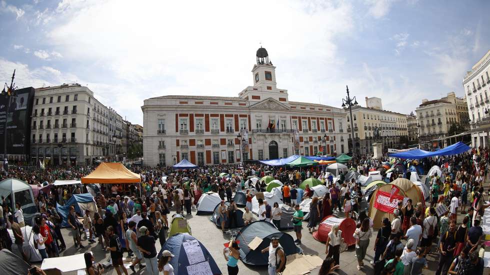 epa13266217 Dozens of tents have been set up in Madrid's Puerta del Sol, Spain, 27 September 2026. Hundreds of people spent the early hours of 27 September camping there to protest the housing crisis, declaring that they can take no more and that 'either the rentier system falls, or the government falls.' The encampment began late evening on 26 September, following a demonstration in central Madrid protesting the eviction of Maricarmen, an elderly woman forced to leave her rental home after 70 years, and demanding effective measures to curb the housing crisis.  EPA/RODRIGO JIMENEZ
