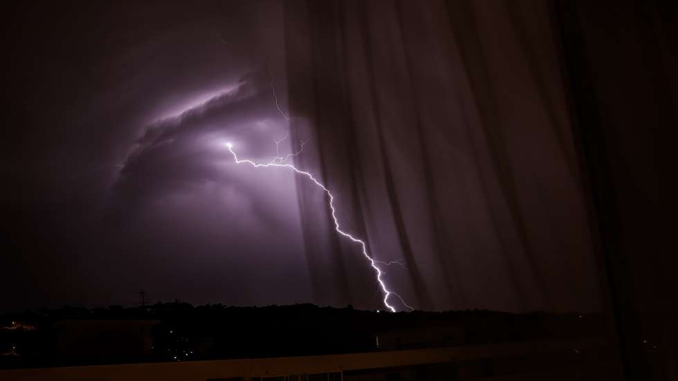 Trovoada e relâmpagos, Costa de Caparica, Setúbal, 21 de julho de 2020. CARLOS M. ALMEIDA/LUSA