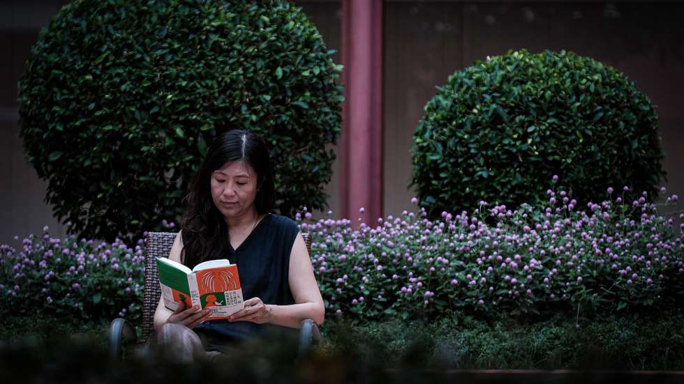 A professora-adjunta da Universidade Politécnica de Macau (UPM) e tradutora Han Lili, posa para a fotografia durante uma entrevista à Lusa sobre a tradução para o chinês do romance "Misericórdia" da escritora portuguesa Lídia Jorge, em Macau, China, 28 de setembro de 2026. (ACOMPANHA TEXTO DA LUSA DO DIA 29 DE SETEMBRO DE 2026). GONÇALO LOBO PINHEIRO/LUSA