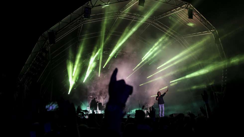 O vocalista da banda portuguesa Trovante  Luís Represas durante a sua atuação no Festival O Sol da Caparica, em Almada, 12 de agosto de 2017. CARLOS M. ALMEIDA/LUSA