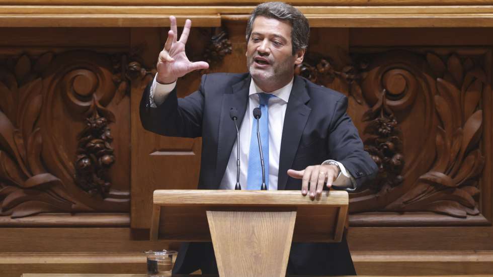 O deputado do Chega (CH), André Ventura, intervém durante a sessão plenária sobre a redução temporária da taxa de IVA sobre os combustíveis para a taxa intermédia e sobre a abolição das portagens nas Pontes 25 de Abril e Vasco da Gama, garantindo a mobilidade, a coesão territorial e a justiça económica entre as duas margens do Tejo, na Assembleia da República, em Lisboa, 24 de setembro de 2026. ANTÓNIO PEDRO SANTOS/LUSA