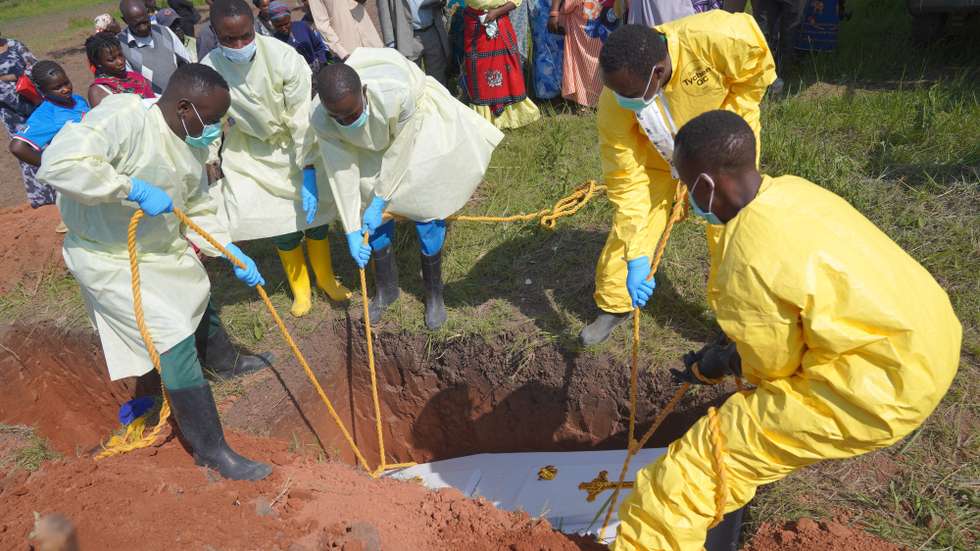 epa13207576 Health workers bury the coffin during the funeral ceremony for victims of the Ebola outbreak in Nyamurongo cemetery in Bunia, Ituri, Democratic Republic of Congo, 02 September 2026. The Ebola epidemic, caused by the Bundibugyo strain of the virus, has claimed 3,007 deaths and infected 6,186 people, according to the Congolese National Institute of Public Health (INSP).  EPA/STRINGER