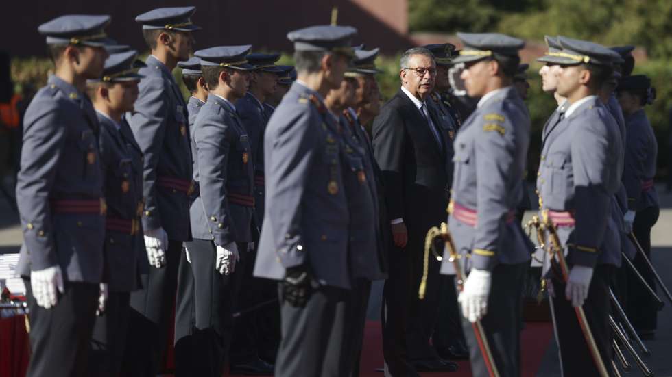 O Presidente da República, António José Seguro (C-D), durante a cerimónia de entrega de espadas aos novos oficiais que ingressam no Quadro Permanente do Exército, na Academia Militar, em Lisboa, 01 de outubro de 2026. ANTÓNIO PEDRO SANTOS/LUSA