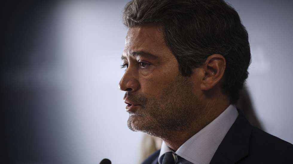 O presidente do Chega, André Ventura, durante uma declaração a propósito da acusação do Ministério Público no caso das gémeas luso-brasileiras, que motivou também a constituição de uma comissão parlamentar de inquérito, em Lisboa, 28 de setembro de 2026.  ANDRÉ KOSTERS/LUSA