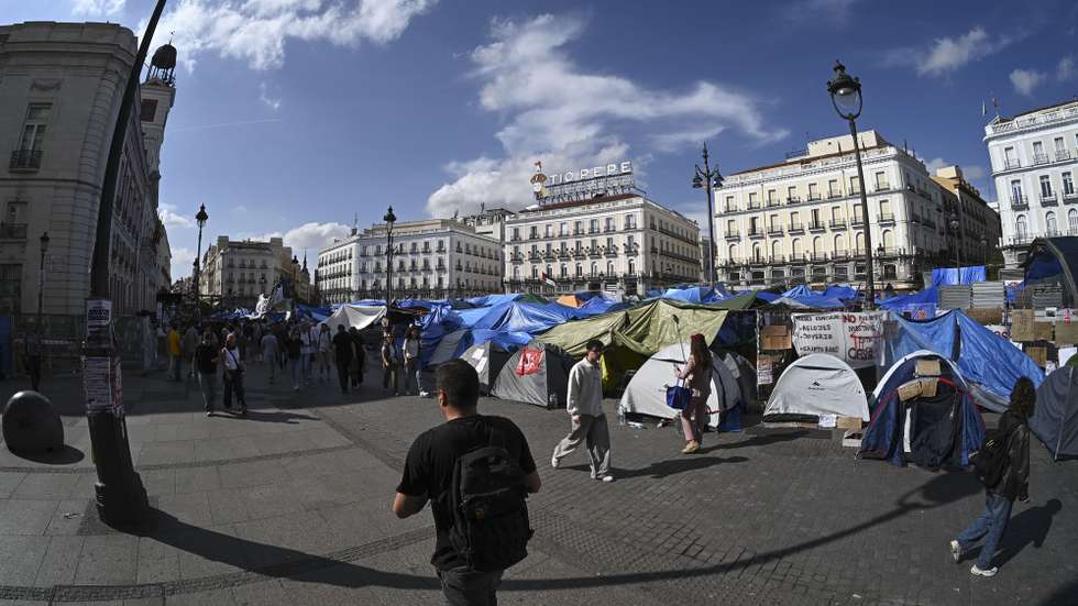 epa13283035 View of tents at a housing protest encampment at Puerta del Sol in Madrid, Spain, 05 October 2026. The eviction of an 87-year-old woman from her rental home after 70 years on 23 September 2026 prompted people across the country to take to the streets to protest the ongoing housing crisis. The government has announced early elections after failing to pass an urgent housing law in the Spanish Parliament’s lower chamber.  EPA/FERNANDO VILLAR