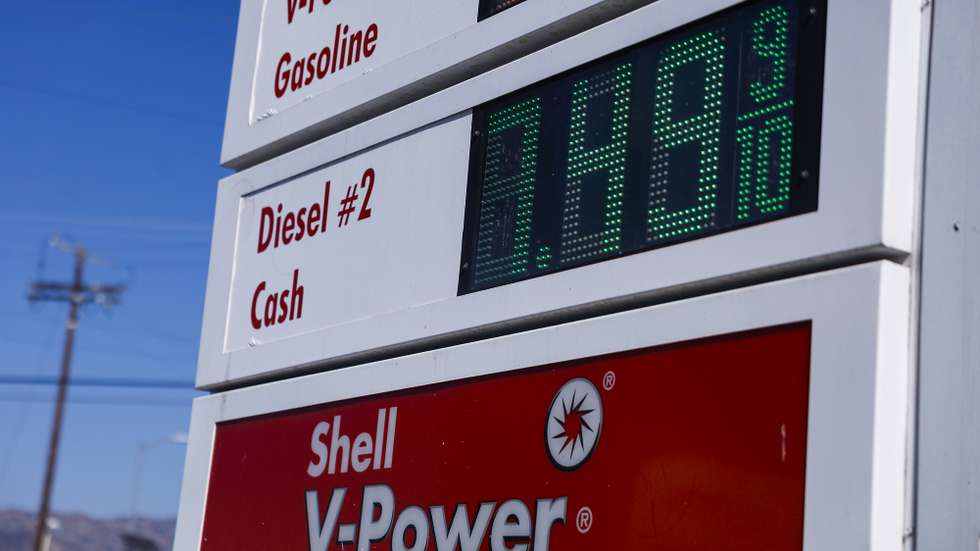 epa13213134 The price of diesel at the Shell gas station at the corner of Sunland Boulevard and Vanowen Street in Los Angeles, California, USA, 04 September 2026. Gasoline prices have reached an all-time high in the United States, increasing costs for motorists and consumers amid rising fuel prices.  EPA/CHRIS TORRES