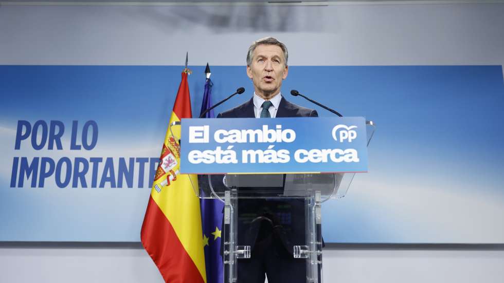 epa13282238 Spanish opposition People's Party (PP) leader Alberto Nunez Feijoo speaks during a press conference at the PP headquarters in Madrid, Spain, 05 October 2026. Spanish Prime Minister Pedro Sanchez has called snap general elections for 29 November, days after proposed measures to tackle the country's housing crisis were defeated in parliament.  EPA/MARISCAL