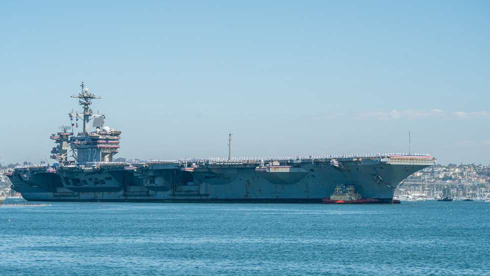 epa13290533 The USS Abraham Lincoln (CVN-72) returns to its home port at Naval Air Station North Island in San Diego, California, USA, 08 October 2026, following a 321-day deployment. The Nimitz-class aircraft carrier returned after supporting US military operations in the Middle East. The homecoming marked the end of the ship's crew's extended deployment.  EPA/JONATHAN CHANG