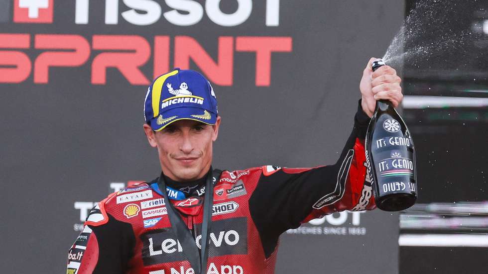 epa13293749 Ducati Lenovo MotoGP rider Marc Marquez of Spain celebrates on the podium after winning the MotoGP Sprint Race of the Motorcycling Grand Prix of Indonesia at Mandalika Circuit in Mandalika, Indonesia, 10 October 2026.  EPA/MAST IRHAM