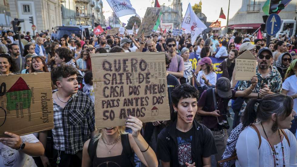 Manifestantes participam no protesto organizado pelo movimento "Já Não Dá Mais para Viver Assim" contra o aumento do custo de vida e a crise na habitação, em Lisboa, 10 de outubro de 2026. MANUEL DE ALMEIDA/LUSA